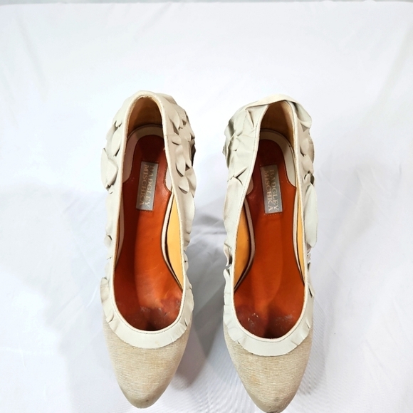Badgley Mischka Cream Fabric & Leather Ruffle Heels  Size 10 - Picture 6 of 10
